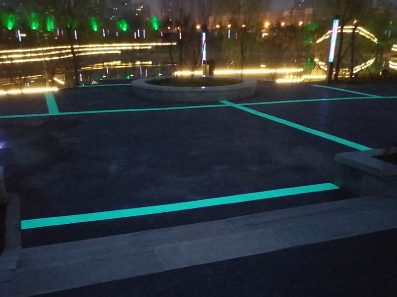 安陽(yáng)市龍安公園南門(mén)湖邊廣場(chǎng)自發(fā)光磚夜景
